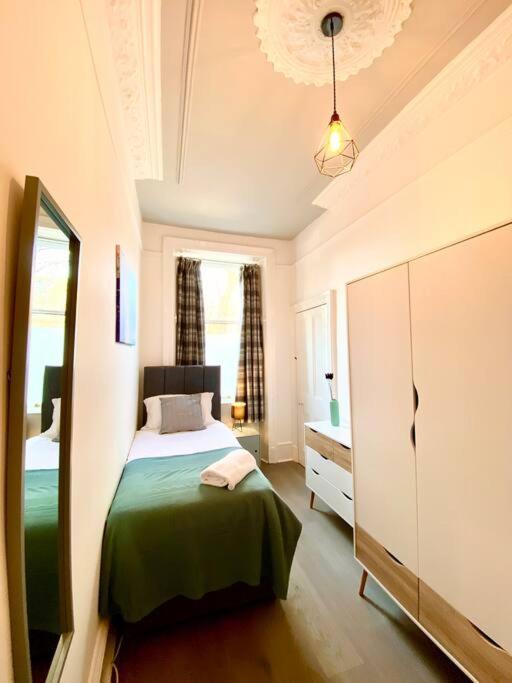 Anchored Homely Apartment In Historic Centre Paisley Buitenkant foto