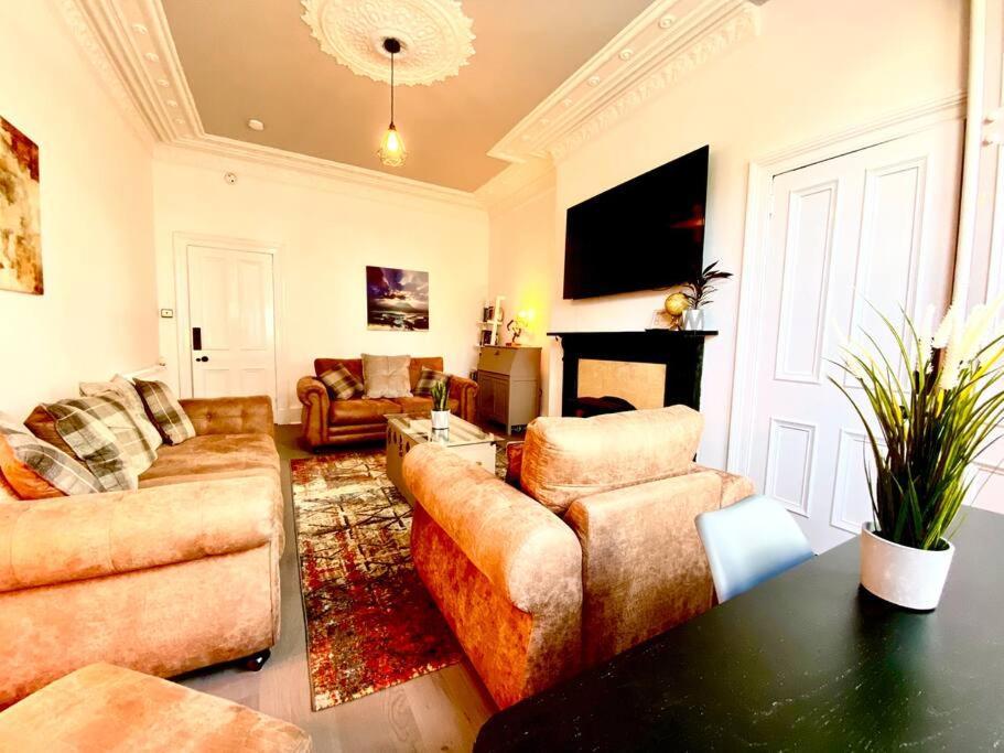 Anchored Homely Apartment In Historic Centre Paisley Buitenkant foto