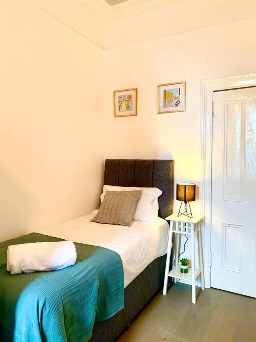 Anchored Homely Apartment In Historic Centre Paisley Buitenkant foto